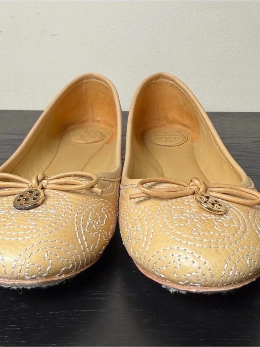 Tory Burch Chelsea flats stitched logo